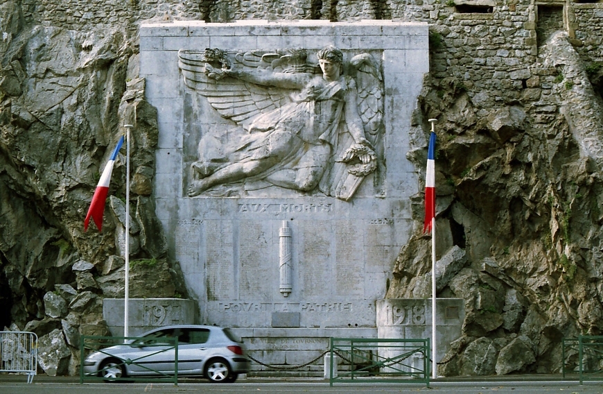 monument aux morts de TournonsurRhône (Ardèche) monument aux morts de TournonsurRhône (Ardèche)